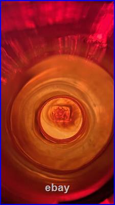 Vase en verre soufflé rouge signé Maure Vieil Pièce unique de maître verrier