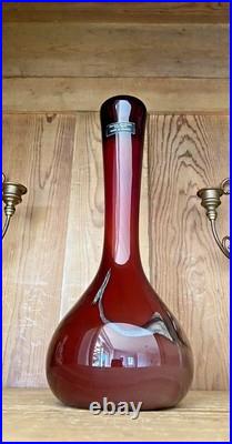 Vase en verre soufflé rouge signé Maure Vieil Pièce unique de maître verrier