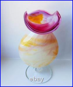 Vase en verre soufflé, signé, sur pied, multicolore