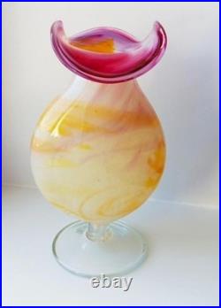 Vase en verre soufflé, signé, sur pied, multicolore