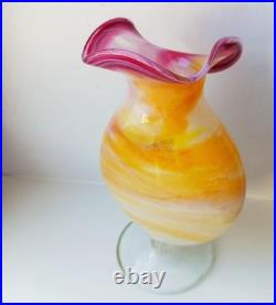 Vase en verre soufflé, signé, sur pied, multicolore