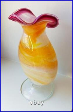 Vase en verre soufflé, signé, sur pied, multicolore