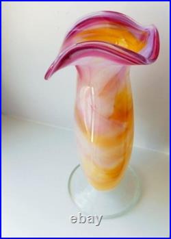 Vase en verre soufflé, signé, sur pied, multicolore