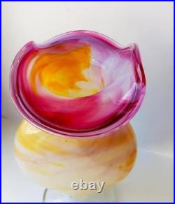 Vase en verre soufflé, signé, sur pied, multicolore