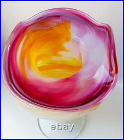 Vase en verre soufflé, signé, sur pied, multicolore
