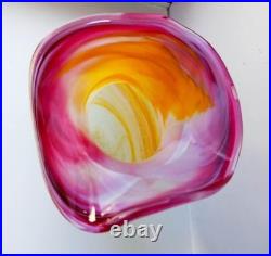 Vase en verre soufflé, signé, sur pied, multicolore