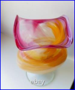 Vase en verre soufflé, signé, sur pied, multicolore