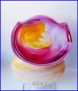 Vase en verre soufflé, signé, sur pied, multicolore