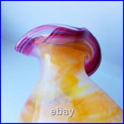 Vase en verre soufflé, signé, sur pied, multicolore