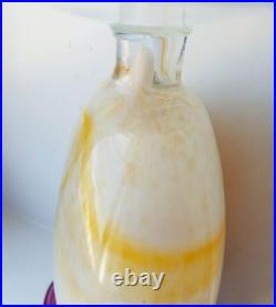 Vase en verre soufflé, signé, sur pied, multicolore