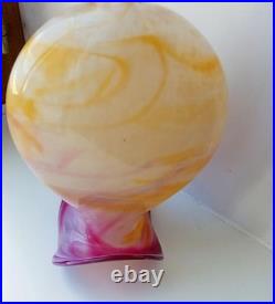 Vase en verre soufflé, signé, sur pied, multicolore