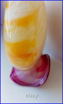 Vase en verre soufflé, signé, sur pied, multicolore