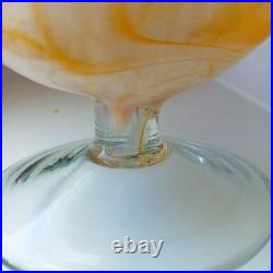 Vase en verre soufflé, signé, sur pied, multicolore