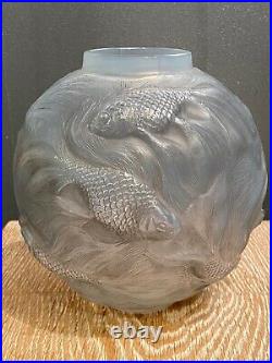 Vase formose de R. Lalique en verre opalescent