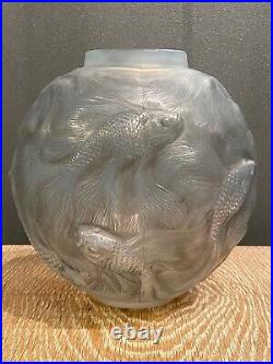 Vase formose de R. Lalique en verre opalescent