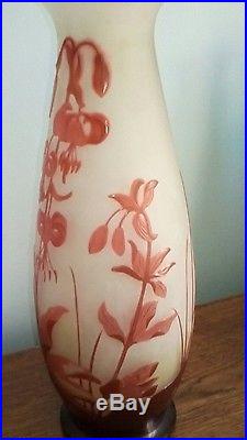 Vase gallé au Lys expertisé 32 cm de hauteur