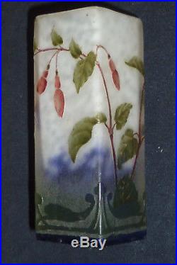 Vase miniature Daum Nancy, décor fuchsia, pâte de verre, dégagé à l'acide 1900