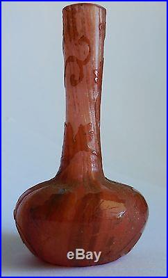 Vase miniature Daum avec application scarabé