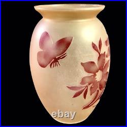 Vase pâte de verre Dégagé À L'acide Fleurs Et Papillon? Signé DE VIANNE h25cm