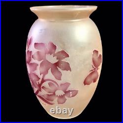 Vase pâte de verre Dégagé À L'acide Fleurs Et Papillon? Signé DE VIANNE h25cm