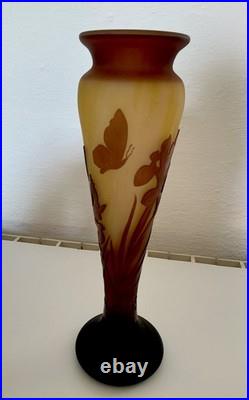 Vase pâte de verre cameo grave à l'acide dit au papillon signé La Rochere