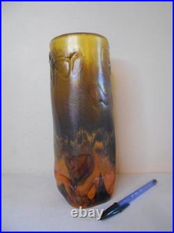 Vase pâte de verre irisé Jean Pierre Cinquilli à Saint Paul décor relief design