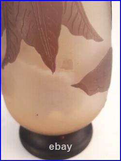 Vase pâte de verre marque Gallé étoile clématites mauve dans l'état