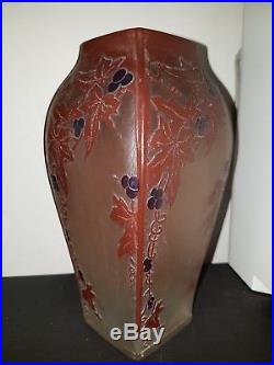 Vase pate de verre signé Thouvenin