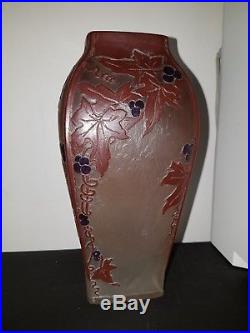 Vase pate de verre signé Thouvenin
