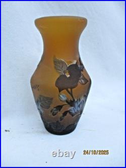 Vase signé GALLE Décor floral dégagé à l'acide