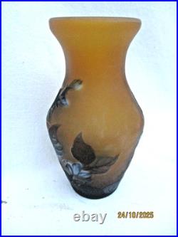 Vase signé GALLE Décor floral dégagé à l'acide