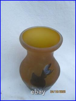 Vase signé GALLE Décor floral dégagé à l'acide