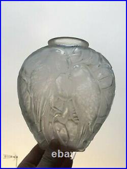 Vase verre moulé aux perroquets Art déco dans le style de Lalique