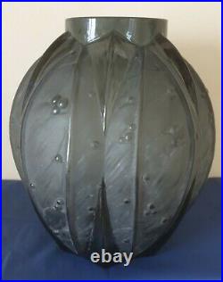 Verlys, très joli vase en verre moulé pressé, modèle Les Lauriers