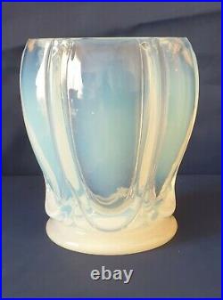 Verlys, très joli vase en verre moulé pressé opalescent Les Godrons