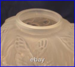 Verlys, très joli vase en verre moulé pressé opalescent, modèle Les Cigales