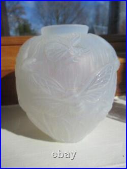 Verlys, très joli vase en verre moulé pressé opalescent, modèle Les Cigales