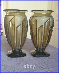 Verlys, très jolie paire de vases en verre moulé presse gris/fumé Les Lances