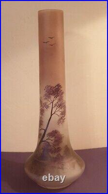 Verrerie de LEUNE, joli vase en verre à panse aplatie, décor paysage lacustre