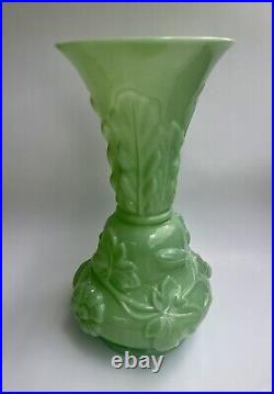XIX eme Grand Vase Saint Louis Feuilles et Guirlandes Opaline 1861-1870