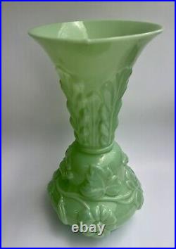 XIX eme Grand Vase Saint Louis Feuilles et Guirlandes Opaline 1861-1870
