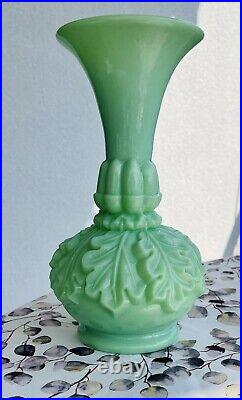 XIX eme Vase Saint Louis Feuilles et glands Opaline Verte 1861-1870
